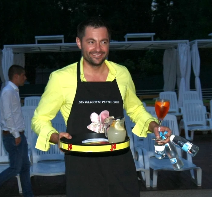 Norris Mogeanu a fost un ospătar îndemânatic