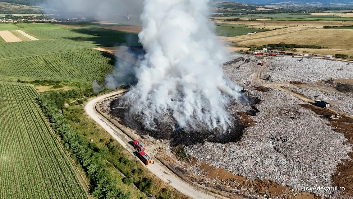 Incendiu puternic la deponeul ecologic   Foto Daniel Guță  ADEVĂRUL (28) JPG