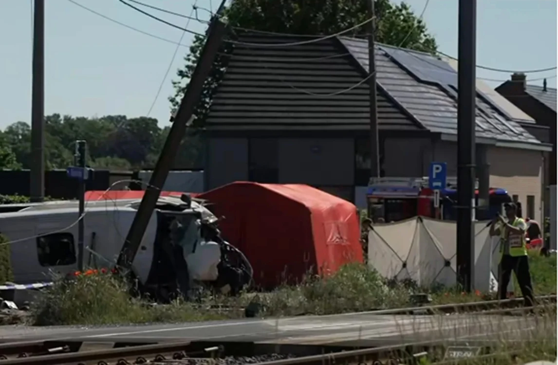 Un autobuz școlar a fost lovit de un tren în Blegia. Foto: rtbf.be