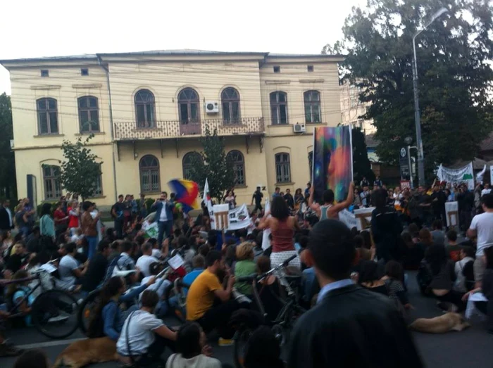 Circulaţia pe ambele sensuri a fost blocată în faţa Universităţii "Al. I. Cuza" de la Iaşi FOTO: Alexandrina Dingă