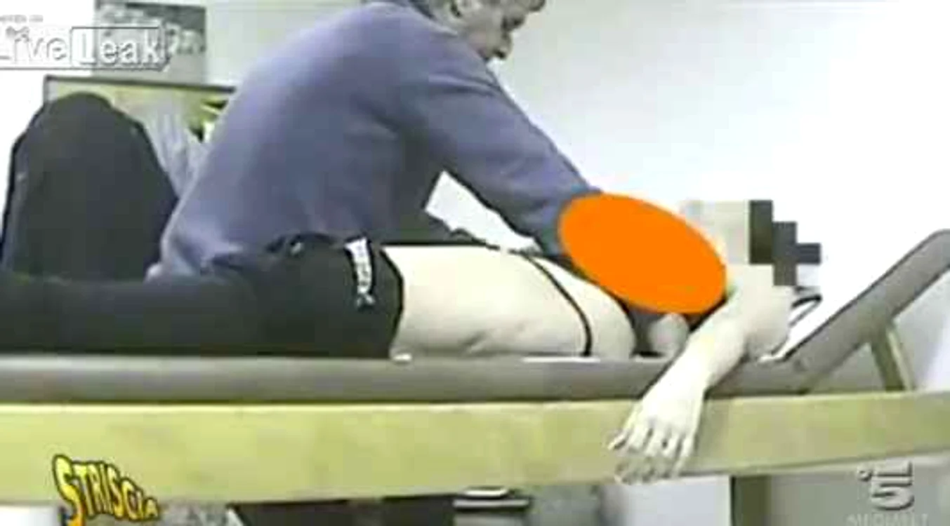
    Medicul a fost filmat în timp ce îşi face de cap cu o pacientă, apoi cum îi bate pe jurnalişti.  