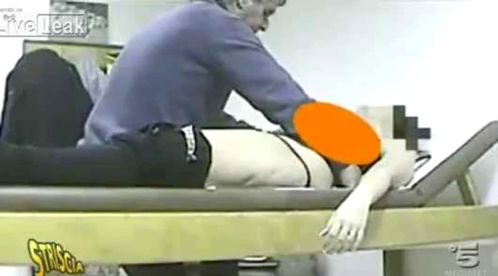 Medicul a fost filmat în timp ce îşi face de cap cu o pacientă, apoi cum îi bate pe jurnalişti.
