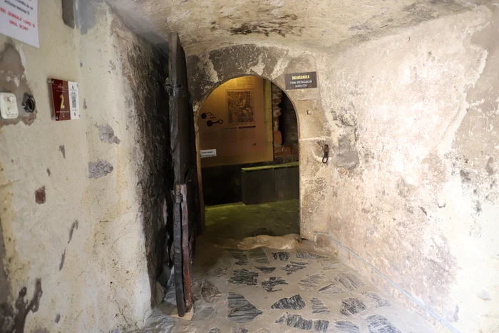 Intrarea în închisoarea Castelului Corvinilor. Foto: Daniel Guță