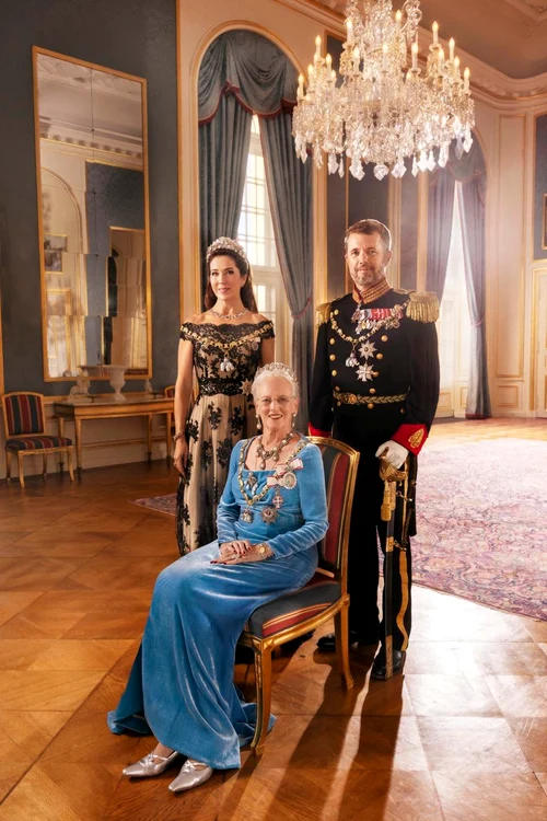 Familia Regala daneza, Regina Margrethe a II a alaturi de Printul Mostenitor Frederik si Printesa Mary pagina oficiala jpg