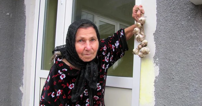 Stana Măgureanu unge tocul uşii pentru a ţine strigoii la distanţă