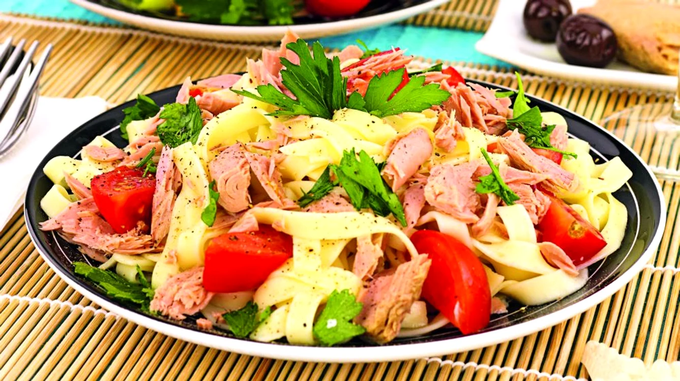 salata tagliatelle ton rosii shutterstock 80613334 jpeg