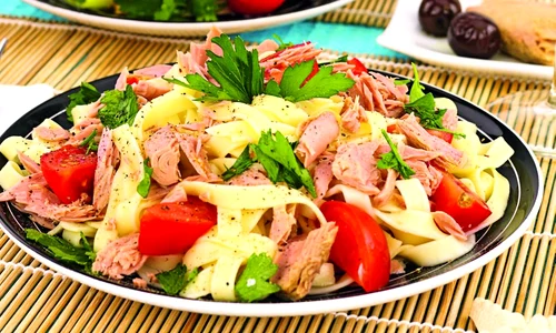 salata tagliatelle ton rosii shutterstock 80613334 jpeg