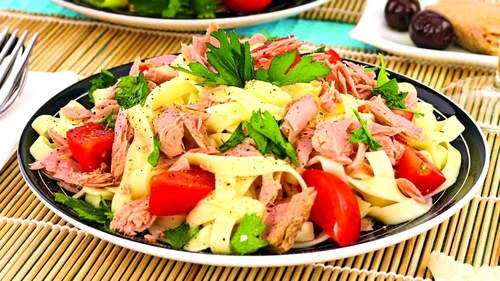 salata tagliatelle ton rosii shutterstock 80613334 jpeg