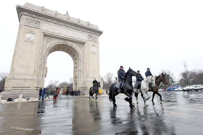 Participanţii la paradă vor trece pe sub Arcul de Triumf