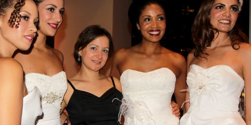 Violetta Vieux împreună cu modelele care poartă rochiile de mireasă a designerului din Moldova