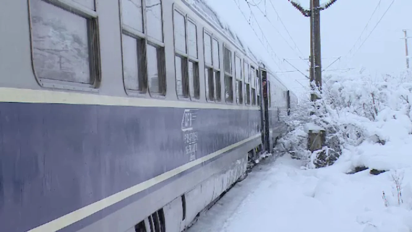 
    Trenurile circulă în condiții de iarnă, iar unele au fost suspendateTrenurile circulă în condiții de iarnă  