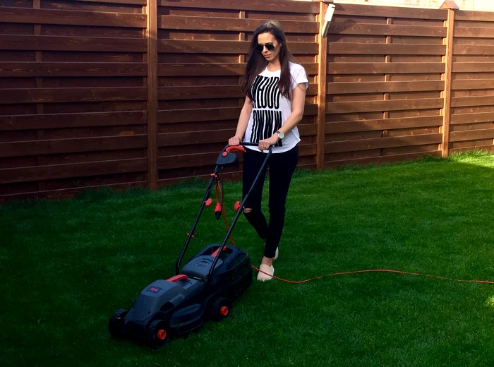 
    Livia Graur a învăţat cum se plantează trandafiriifoto: Arhiva personală  