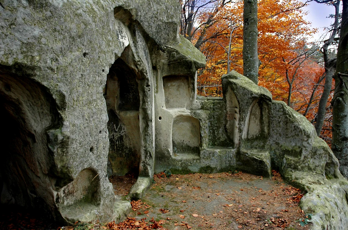 Ruinele unei chilii rupestre. SURSA destinatiaanului.ro