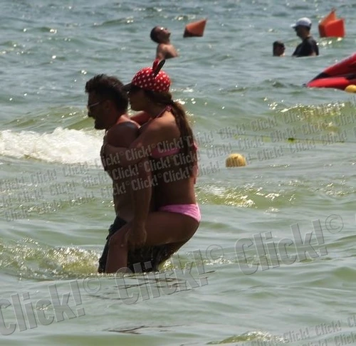 Roxana Vancea, cu sânii pe afară, în apă, la mare. Iată cu cine s-a cuplat!