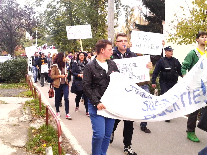 
    Zeci de studenți cer o reformă a sistemului de învățământ și bani mai mulți pentru universități  