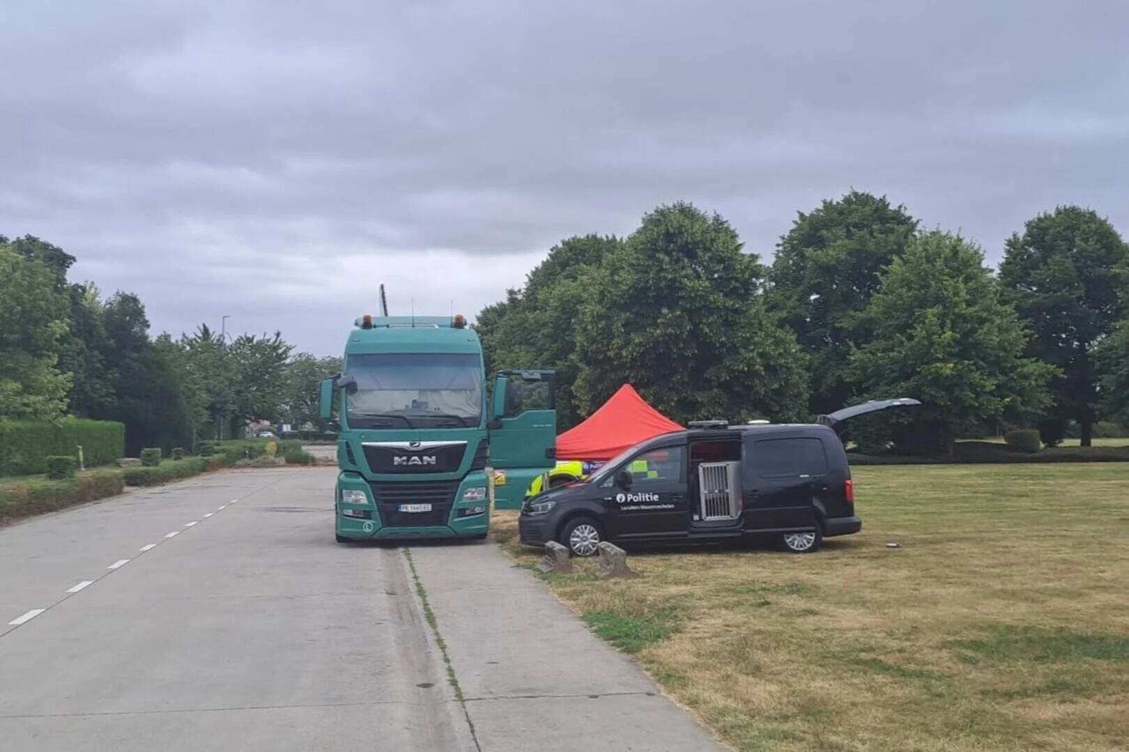 Un șofer turc a murit într-un camion cu numere de România. Cazul este anchetat în Belgia