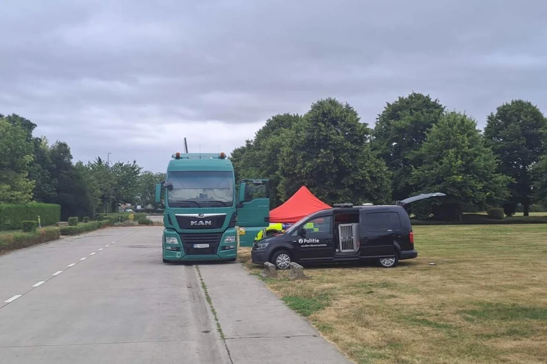 Șoferul turc a fost găsit mort în cabina unui camion cu numere românești. FOTO: nieuwsblad.be