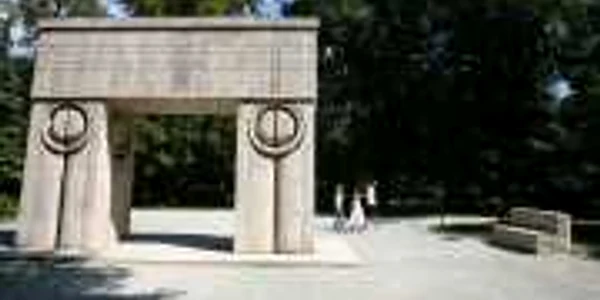 Poarta Sarutului Constantin Brancusi FOTO Adevarul