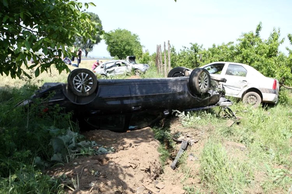 Mercedesul s-a răsturnat, Loganul a ajuns în vie, iar Renault-ul în şanţ