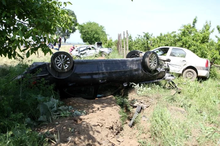 Mercedesul s-a răsturnat, Loganul a ajuns în vie, iar Renault-ul în şanţ