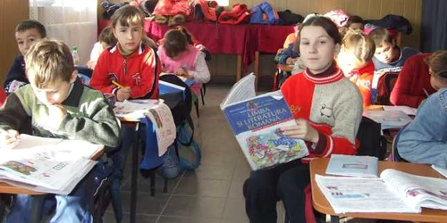 Elevii sunt nevoiţi sa înveţe în frig