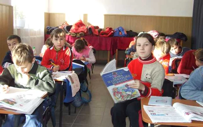 Elevii sunt nevoiţi sa înveţe în frig