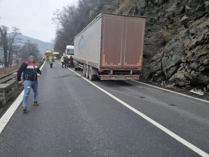 Accident pe Valea Oltului DN 7 - E 81 în zona Tuţuleşti - Vâlcea Foto Adevărul