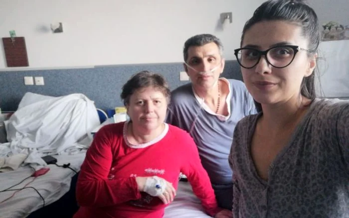 Lavinia Chiţu (dreapta), în spital alături de părinţii săi FOTO: arhiva personală