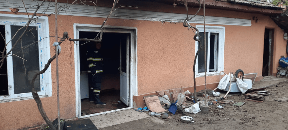 Un bărbat și o femeie, găsiți decedați în Olt. Un incendiu provocat de un scurtcircuit electric le-a cuprins casa 