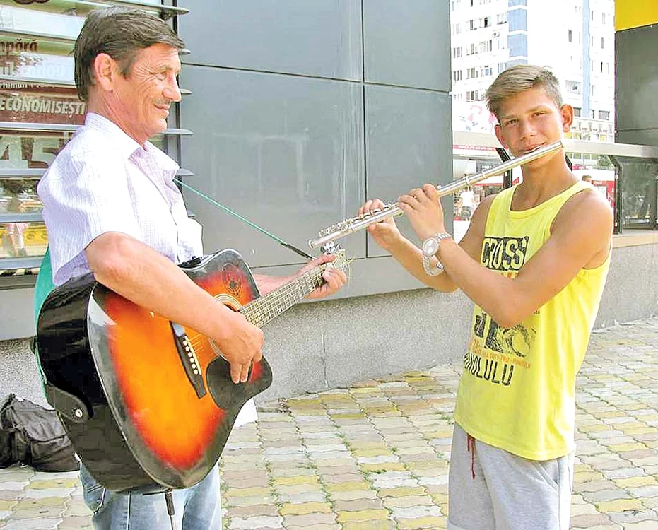 Cei doi cântau pe o stradă din Satu Mare
