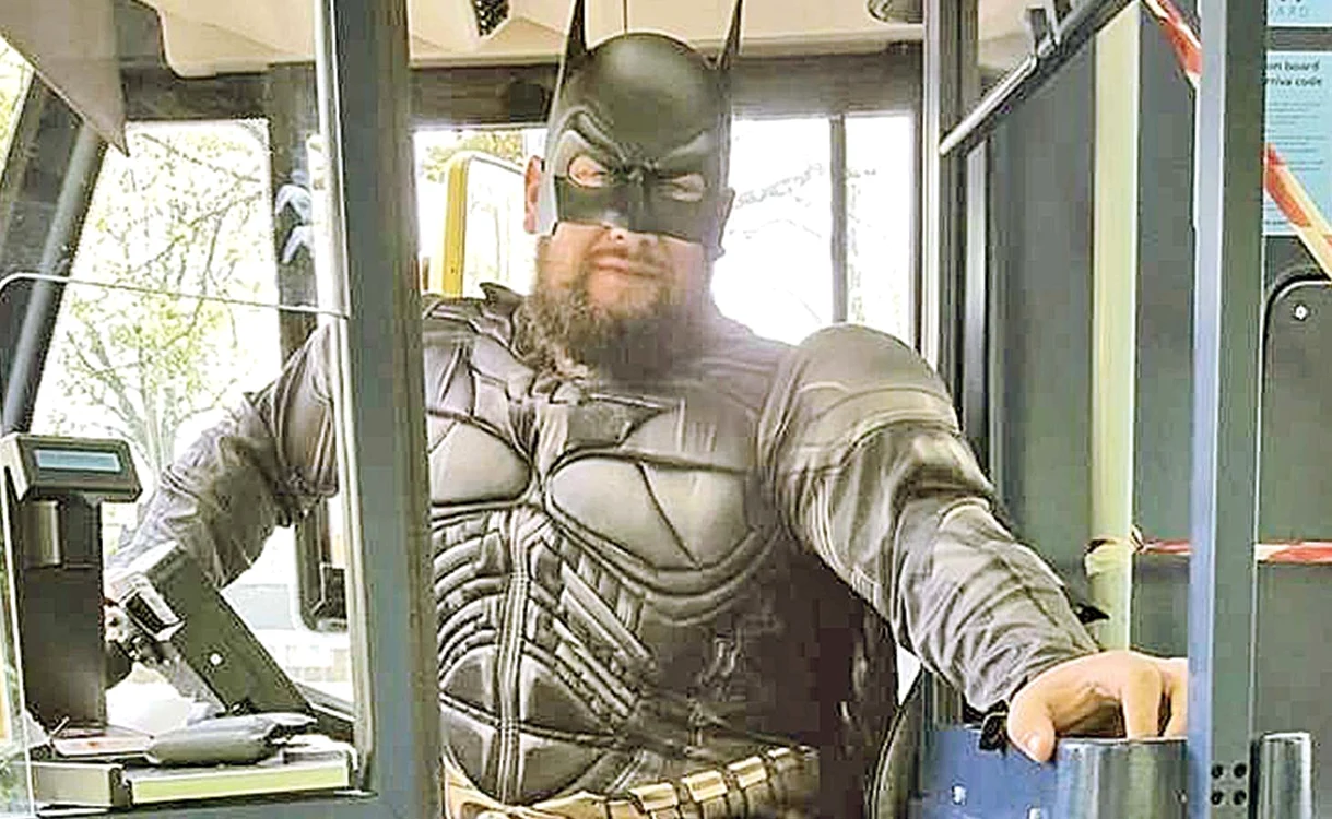 
    Atenţie, se închid uşile!  Batman se pregăteşte  să plece în cursă  