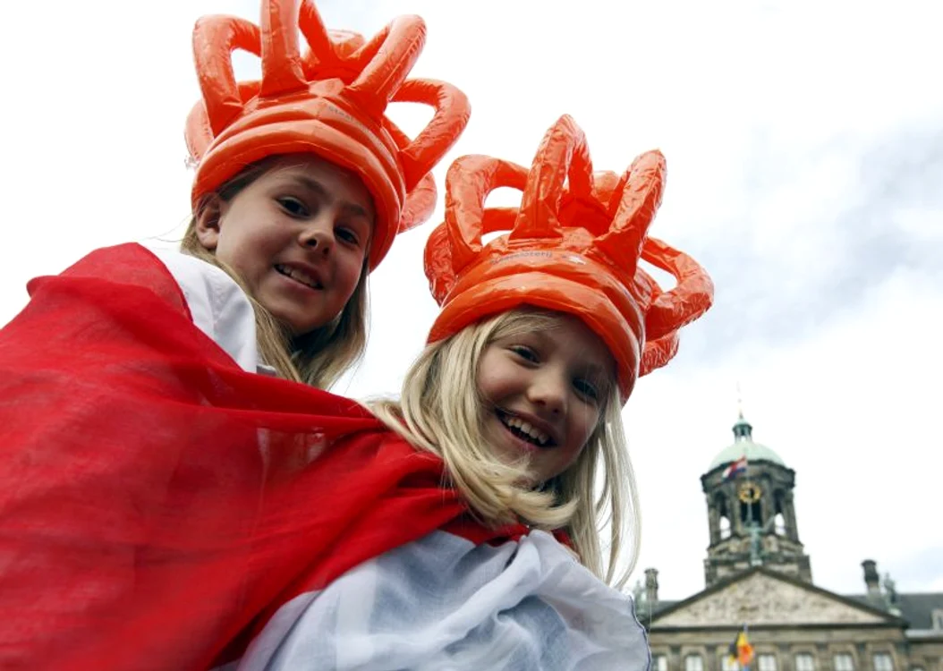 Olandezii l-au celebrat pe străzi pe noul rege Willem Alexander. (Foto: Reuters)