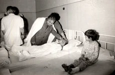 Nicolae Ceaușescu, vizitând spitalul de copii „Grigore Alexandrescu”, după cutremurul din 4 martie 1977 (© „Fototeca online a comunismului românesc”, cota: 36/1977)