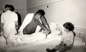 Nicolae Ceaușescu, vizitând spitalul de copii „Grigore Alexandrescu”, după cutremurul din 4 martie 1977 (© „Fototeca online a comunismului românesc”, cota: 36/1977)