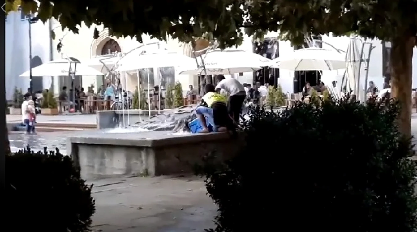 Pubela este spălată în fântâna artezian  Foto: captură video