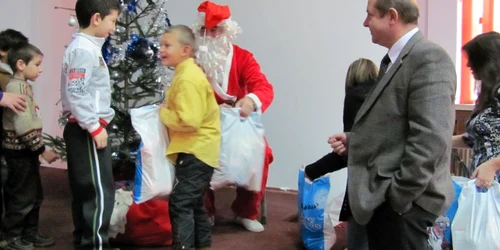 Anul trecut, micuţii care au colindat primăria Alexandria au primit daruri de la Moş Crăciun