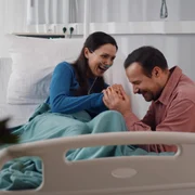 Vizitator spital pacient FOTO Shutterstock