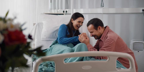 Vizitator spital pacient FOTO Shutterstock