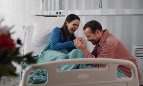 Vizitator spital pacient FOTO Shutterstock