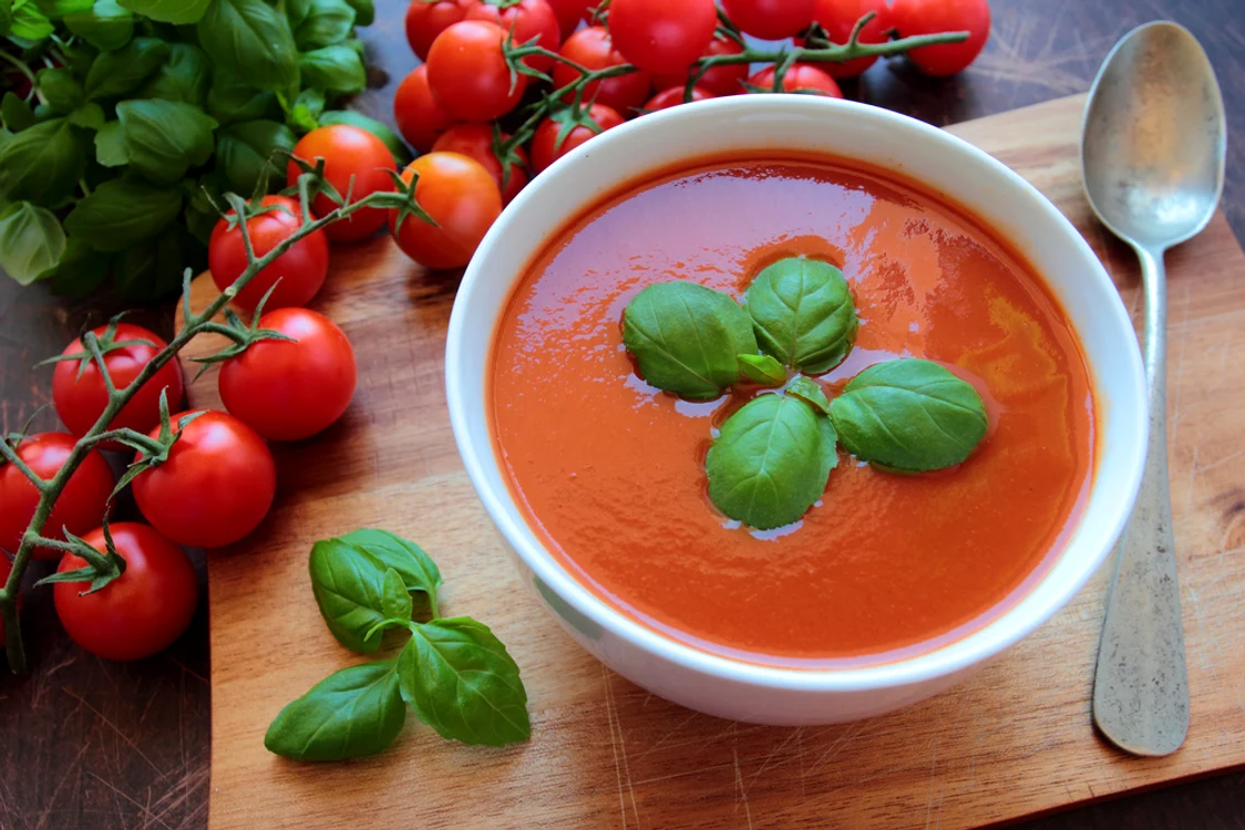 supa crema de roșii cu busuioc shutterstock 245295745 jpg
