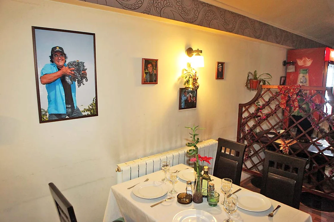 
    Localul ce se inaugurează  duminică este decorat cu fotografiile lui Al Bano  