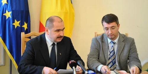 Primarul Ilie Bolojan împreună cu directorul economic al Primăriei, Eduard Florea 