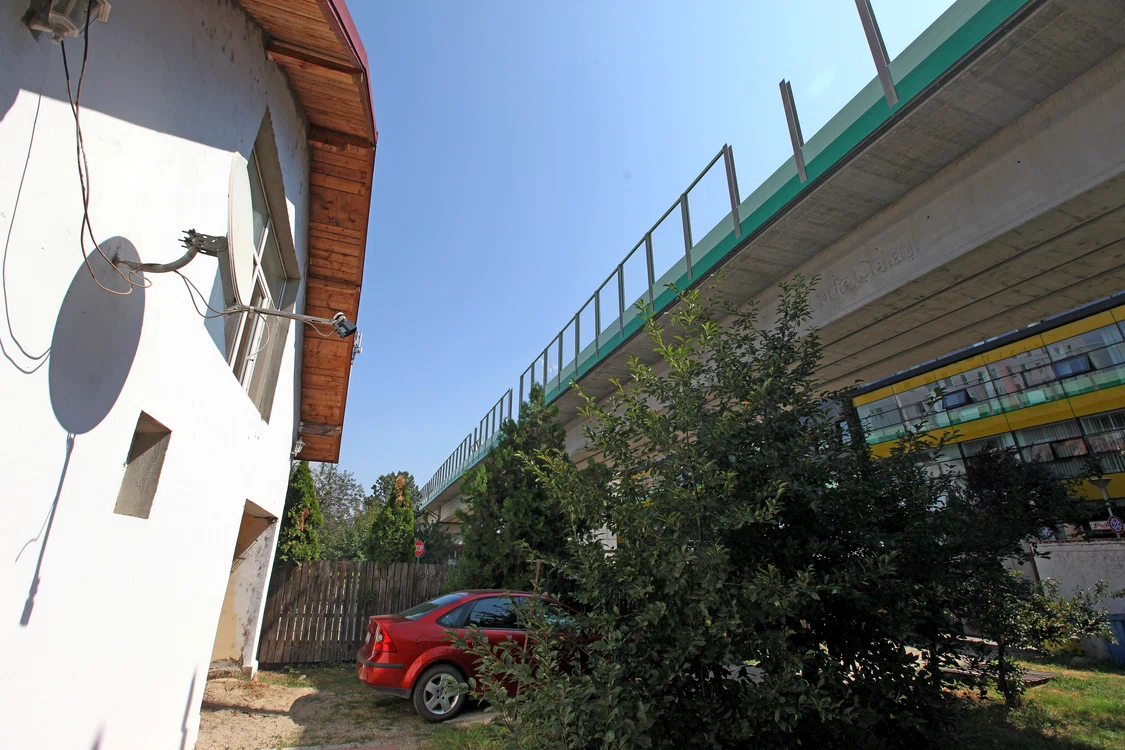 Podul ridicat ilegal trece foarte aproape de casă