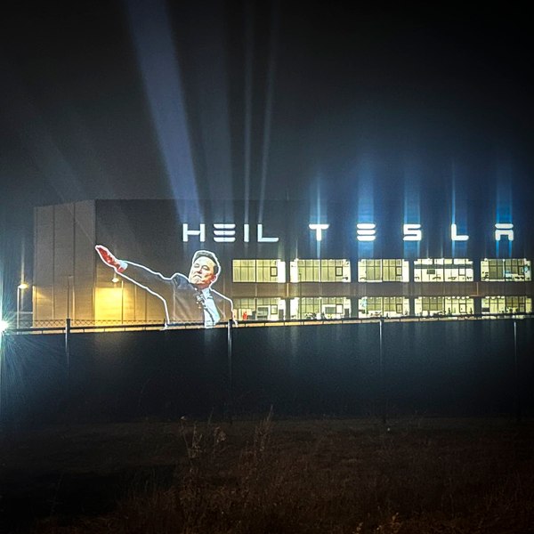 „Cumpărați o Tesla, susțineți fascismul!”. Atac dur al activiștilor germani față de salutul lui Elon Musk