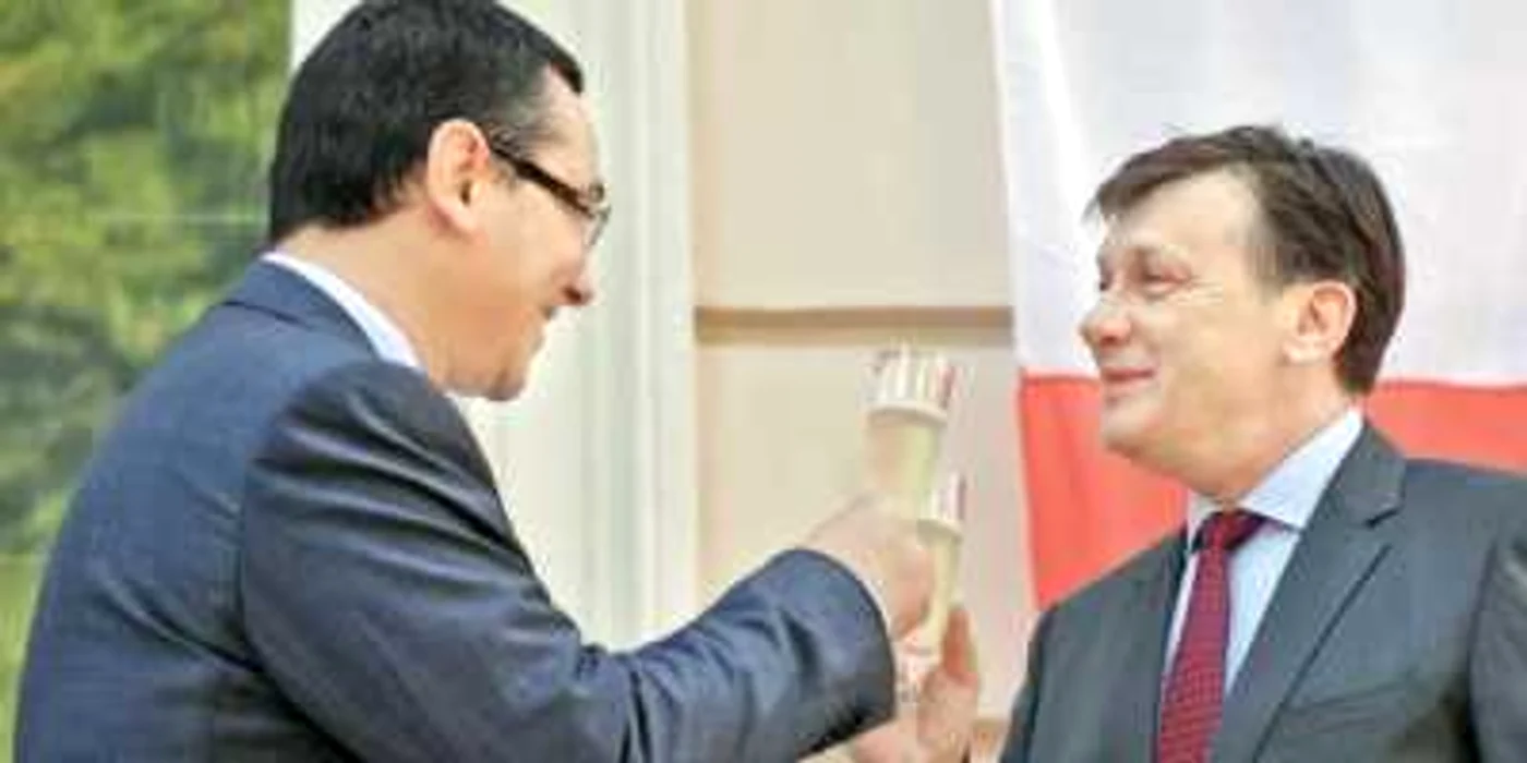 Victor Ponta şi Crin Antonescu se pot felicita: l-au suspendat pe Băsescu şi sunt pe cale să obţină şi demiterea. Preţul e însă cam mare