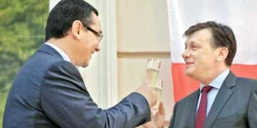 Victor Ponta şi Crin Antonescu se pot felicita: l-au suspendat pe Băsescu şi sunt pe cale   să obţină şi demiterea. Preţul e însă cam mare