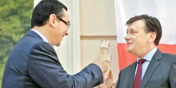 Victor Ponta şi Crin Antonescu se pot felicita: l-au suspendat pe Băsescu şi sunt pe cale să obţină şi demiterea. Preţul e însă cam mare