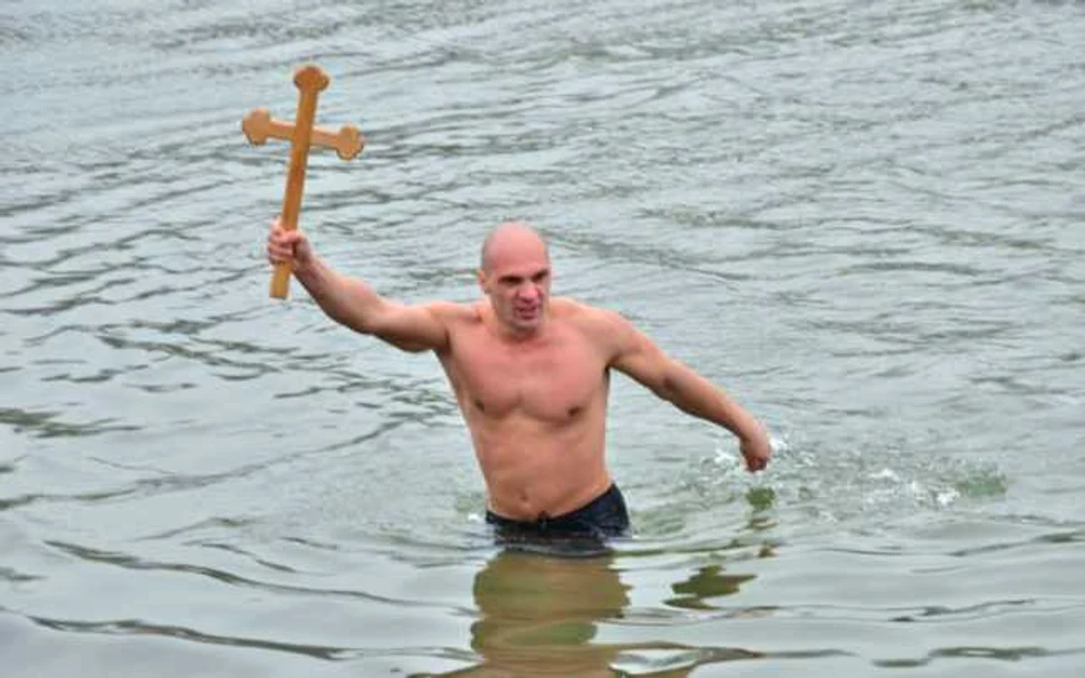 De Bobotează, în Deltă, unde există obiceiul aruncării crucii în apa înghețată a Dunării, sunt prognozate 3 gradeFOTO: adevarul.ro