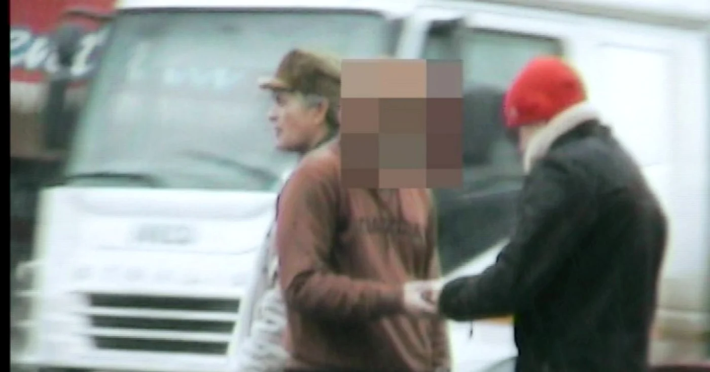 Șantajistul colectând banii de la victimă: Captură video Alpha Media Medgidia