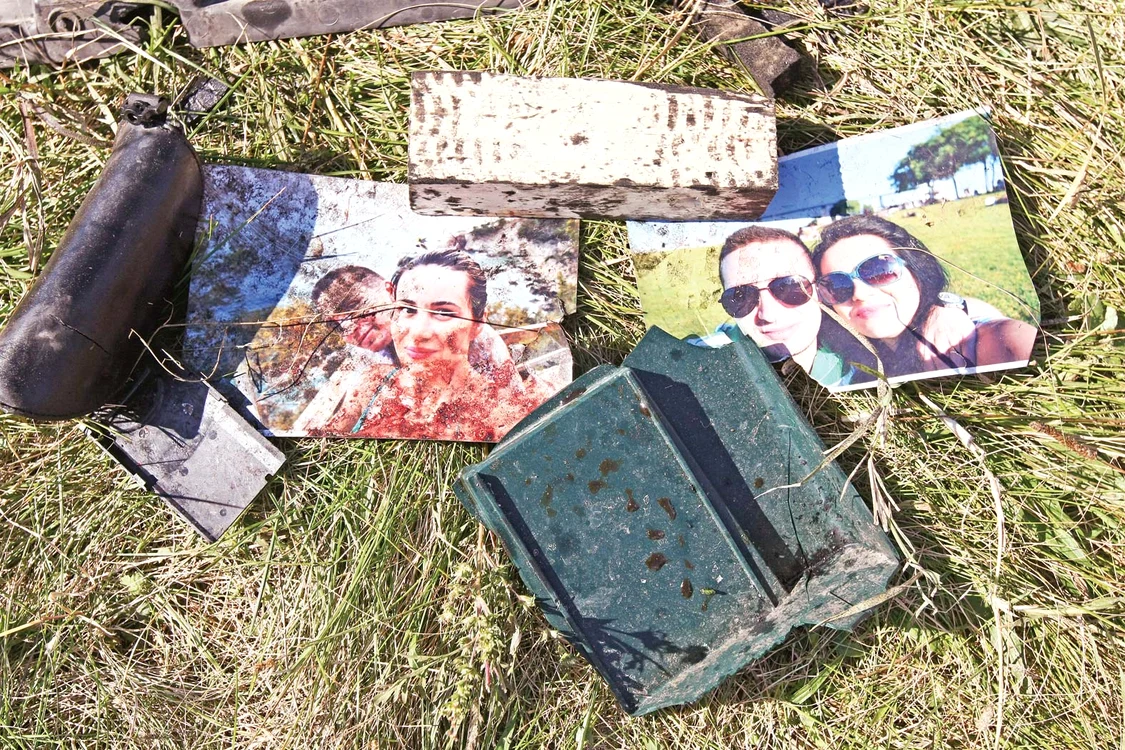 La 24 de ore după tragedie, pozele pe care George le aranjase pe bancheta maşinii, erau risipite la locul accidentului  